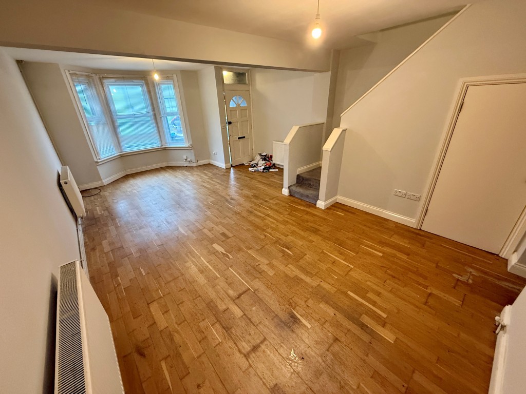 Lot: 19 - END-TERRACE IN TOWN CENTRE WITH POTENTIAL FOR PARKING - Living/dining room